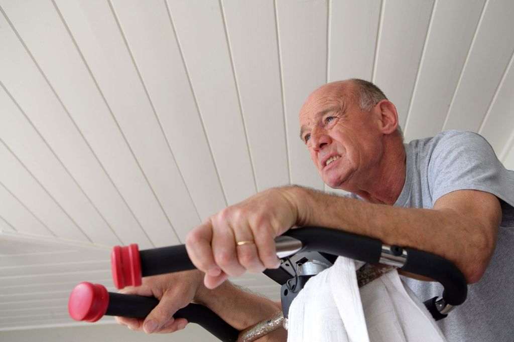 Älterer Mann trainiert auf einem Ergometer