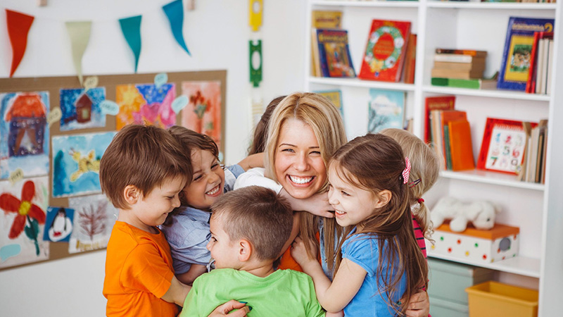 Lehrerin mit Kindern